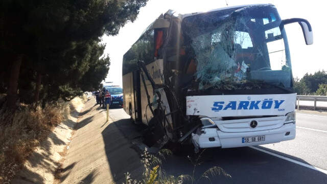 Son Dakika! Yolcu Otobüsü ile Tanker Çarpıştı: Çok Sayıda Yaralı Var Yolcu Otobüsü ile Çarpışan Benzin Dolusu Tanker Yola Devrildi: 10 Yaralı