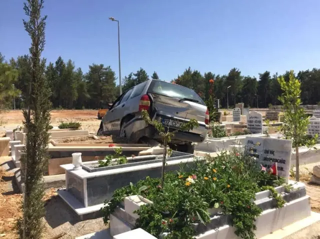 Dalgın Sürücü, Fren Yerine Gaza Basınca Mezarların Üzerine Çıktı