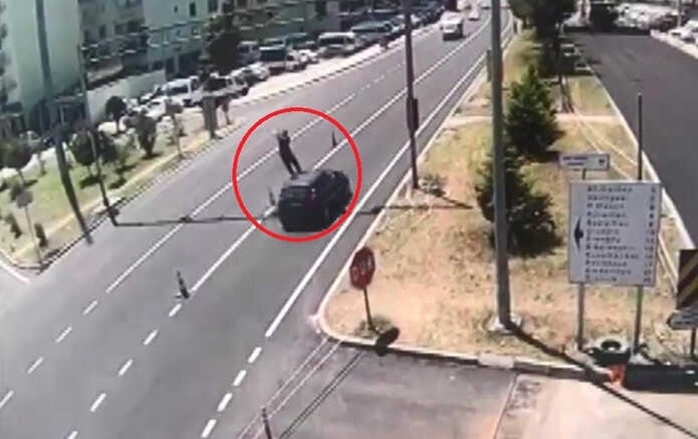 Otomobilin Çarptığı Uzman Çavuş Havada Taklalar Attı! Dehşet Anları Kamerada