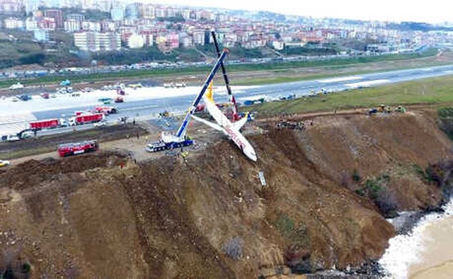 Trabzon'da Pistten Çıkan Uçağın Kaldırılması İstendi