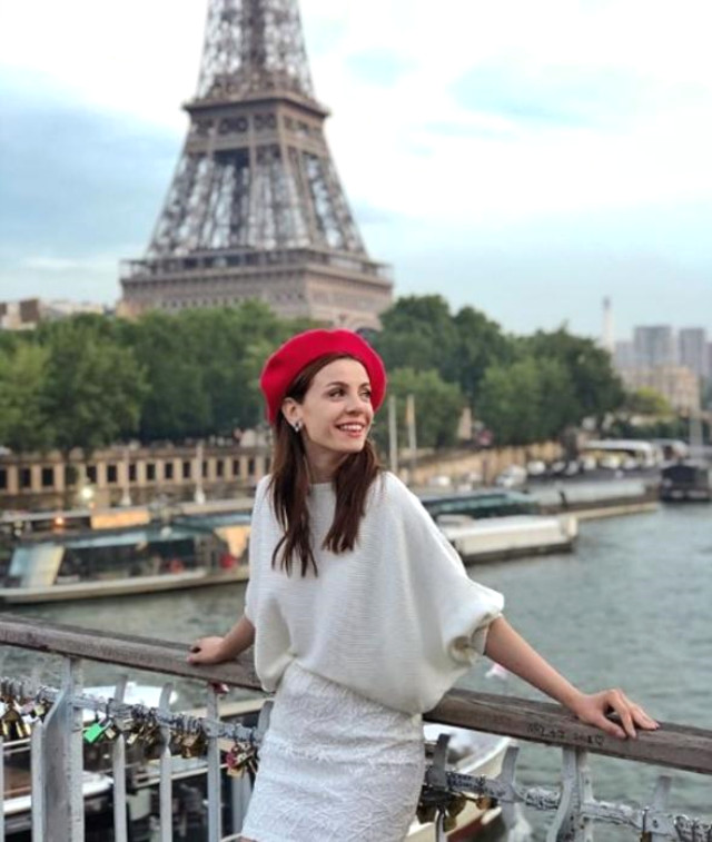 Güzel Oyuncu Başak Parlak Yeni Yaşını Sevgilisiyle Paris'te Kutladı