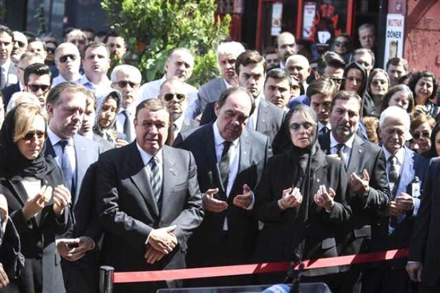 Orhan Gencebay Yakın Dostu Erdoğan Demirören'e Tabutuna Sarılarak Veda Etti