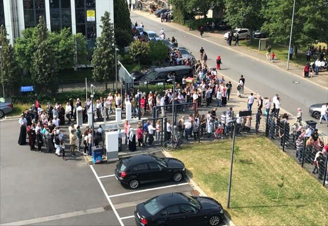 Almanya'daki Seçim Sandıklarında Uzun Kuyruklar Oluştu