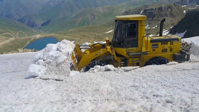 Bayburt'ta Yayla Yolunda Ekipler Karla Mücadele Ediyor