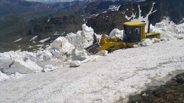 Bayburt'ta Yayla Yolunda Ekipler Karla Mücadele Ediyor