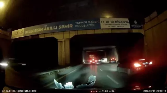 Makas Atarak Sürücülerin Canını Hiçe Sayan Magandanın, 2 Araca Çarpıp Duvara Tosladığı Anlar Kamerada!