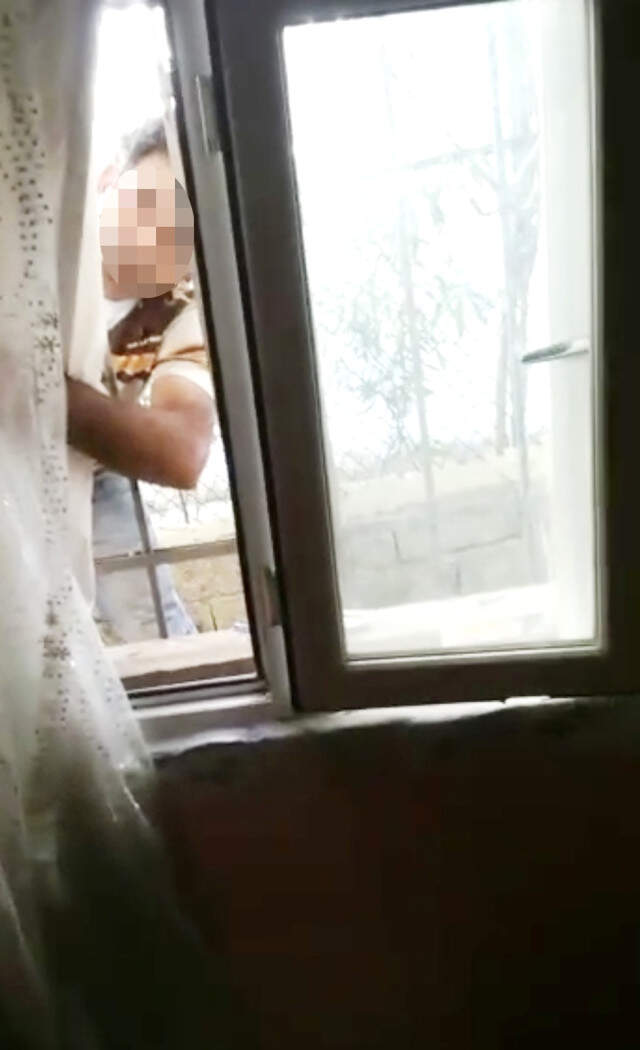12 Yaşındaki Çocuğun Kapısına Dayanan Sapık, Pencereleri Zorlayıp Cinsel Organını Gösterdi 12 Yaşındaki Çocuğun Kapısına Dayanan Sapık, Pencereleri Zorlayıp Cinsel Organını Gösterdi