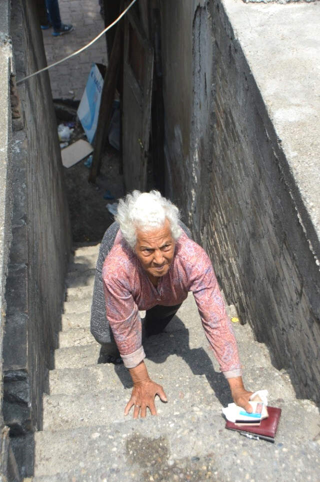 90 Yaşındaki Kadın Yaşlılık Maaşını Torunu Çalınca Gözyaşlarına Boğuldu 90 Yaşındaki Kadın, Tek Geliri Olan Yaşlılık Maaşını Torunu Çalınca, Gözyaşlarına Boğuldu