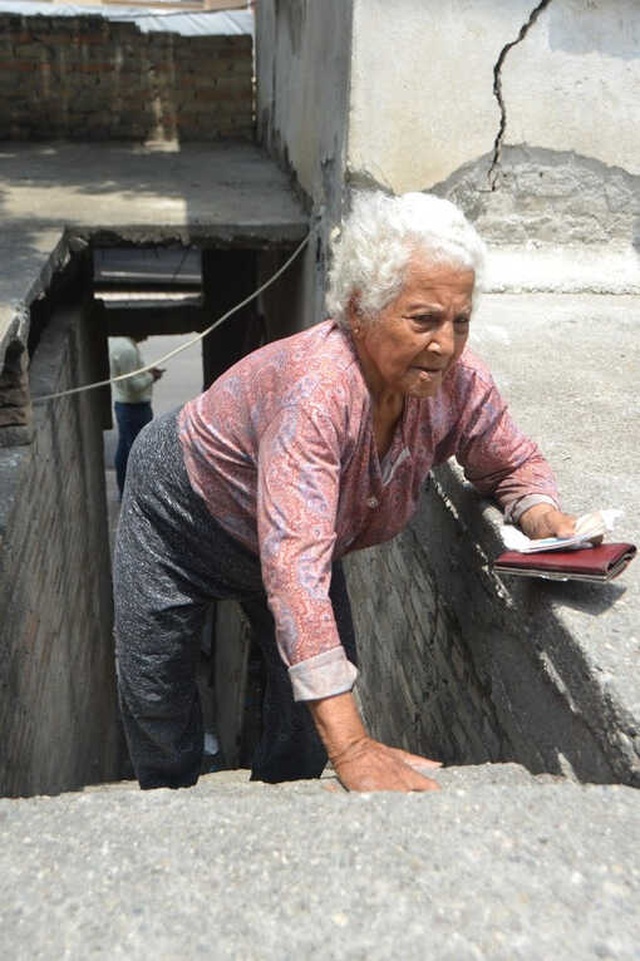 90 Yaşındaki Kadın, Tek Geliri Olan Yaşlılık Maaşını Torunu Çalınca, Gözyaşlarına Boğuldu