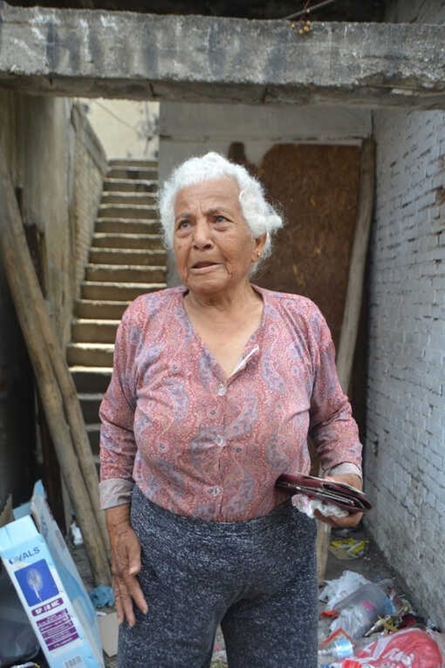 90 Yaşındaki Kadın, Tek Geliri Olan Yaşlılık Maaşını Torunu Çalınca, Gözyaşlarına Boğuldu