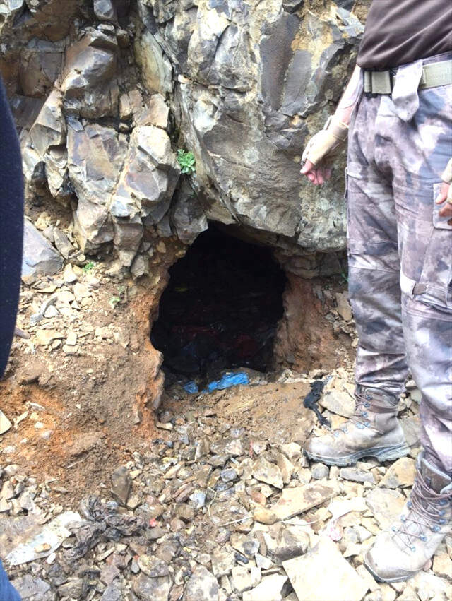 Erzurum'da Yakalanan Teröristler Sığınakta Kadın Kıyafetleri Giyip Tiyatro Oynamış