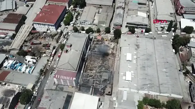 İstanbul'un Göbeğinde Yanan Fabrikadan 30 Saattir Duman Yükseliyor, Yıkım Çalışmaları Başladı