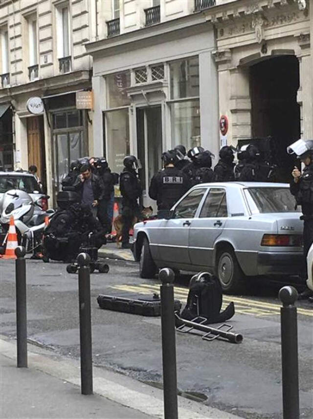 Paris'te Silahlı Saldırgan 3 Kişiyi Rehin Aldı! Polis Operasyonu Sonucu Saldırgan Yakalandı