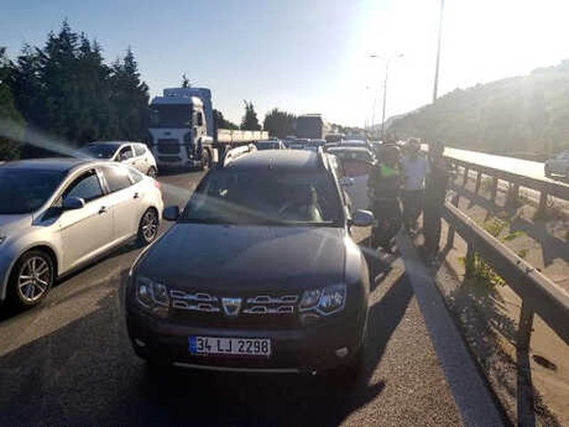 TEM'de 5 Araç Birbirine Girdi, Yol Yarım Saat Ulaşıma Kapandı