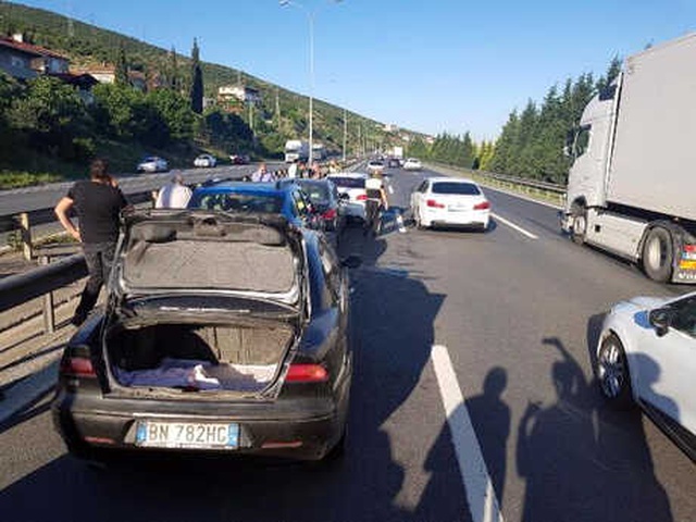 TEM'de 5 Araç Birbirine Girdi, Yol Yarım Saat Ulaşıma Kapandı