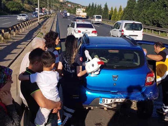 TEM'de 5 Araç Birbirine Girdi, Yol Yarım Saat Ulaşıma Kapandı
