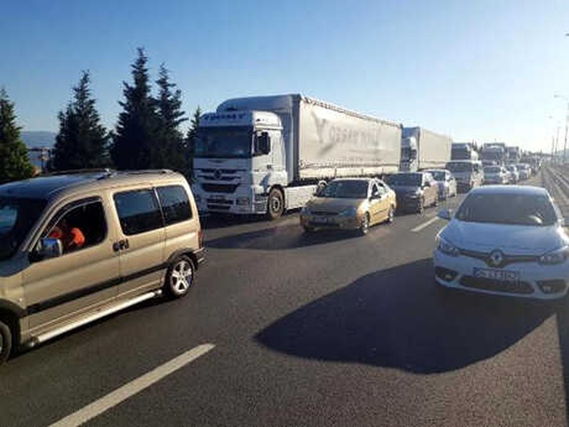TEM'de 5 Araç Birbirine Girdi, Yol Yarım Saat Ulaşıma Kapandı