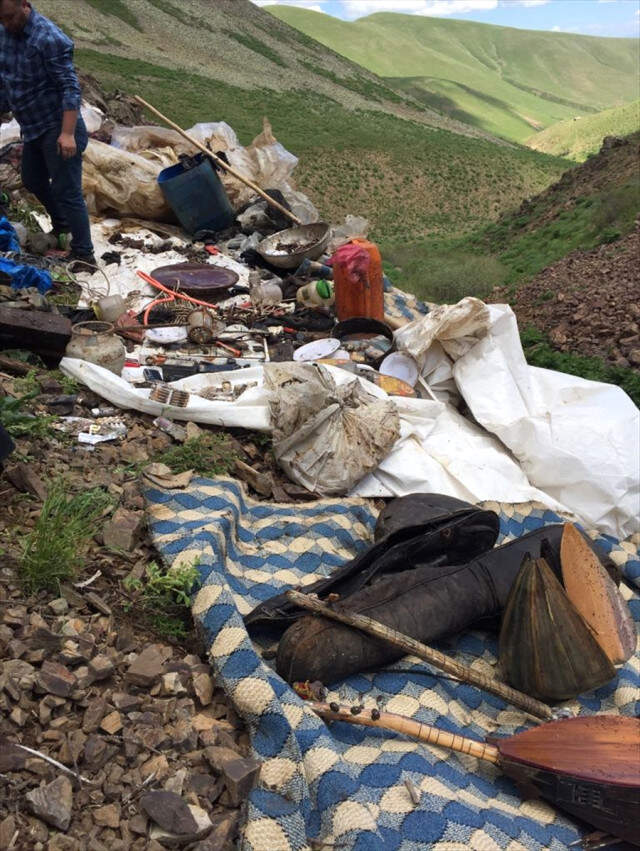 Erzurum'da Yakalanan Teröristler Sığınakta Kadın Kıyafetleri Giyip Tiyatro Oynamış
