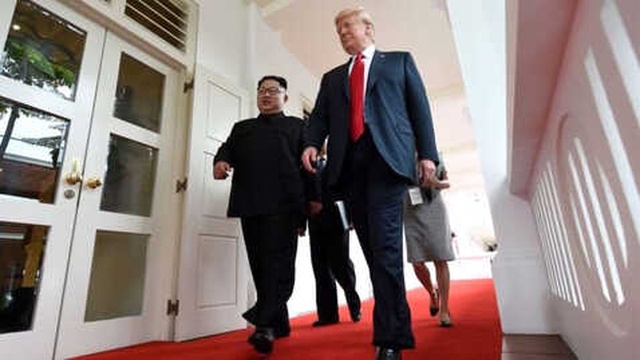 Trump ve Kim Tarihi Zirvede Bir Araya Geldi