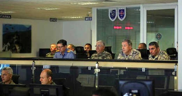 Mehmetçik Kandil ve Sincar'ı Vurdu, Akar Paşa Harekat Merkezinde Takip Etti