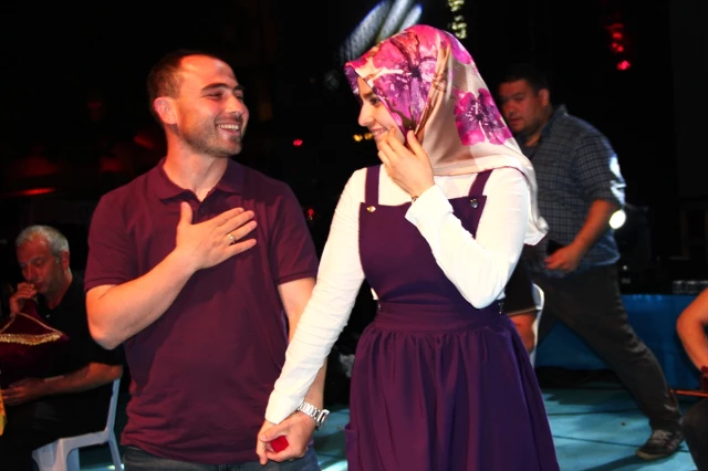 Afrin'de Görevli Uzman Çavuş'tan Sevgilisine Sahnede Evlenme Teklifi