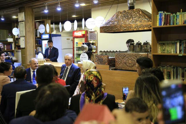 Erdoğan'dan Sürpriz Ziyaret! Tiryakizade Kıraathanesi'nde Kahve İkram Edildi Cumhurbaşkanı Erdoğan Tiryakizade Kıraathanesi'ni Ziyaret Etti