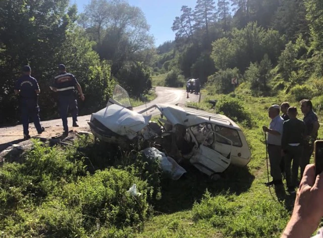 Kastamonu'da İki Otomobil Kafa Kafaya Çarpıştı: 1 Ölü, 4 Yaralı