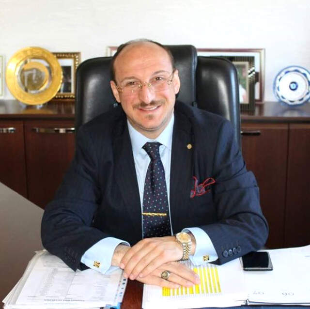 Kendini Doktor Olarak Tanıtıp Ameliyata Giren Sahte Profesör Lise Mezunu Çıktı Sahte Diploma İle Hastaları Kandırıp Ameliyata Giren Doktor Lise Mezunu Çıktı