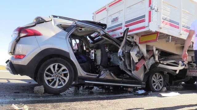 TIR'ın Altına Giren Otomobil Hurdaya Döndü: 2 Ölü, 5 Yaralı