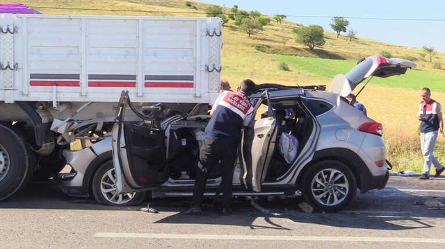TIR'ın Altına Giren Otomobil Hurdaya Döndü: 2 Ölü, 5 Yaralı