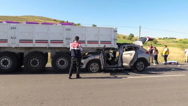 TIR'ın Altına Giren Otomobil Hurdaya Döndü: 2 Ölü, 5 Yaralı
