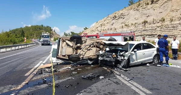 İki Otomobilin Kafa Kafaya Çarpıştığı Kaza Aynı Aileden 3 Kişiyi Hayattan Kopardı