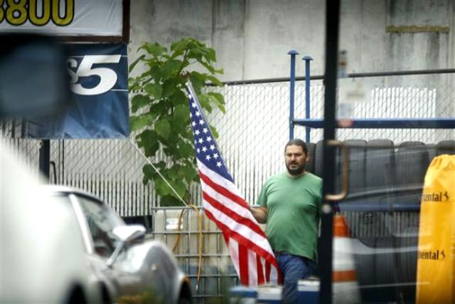 Adil Öksüz'ün Kayınbiraderi ABD Bayrağı Öperken Görüntülendi