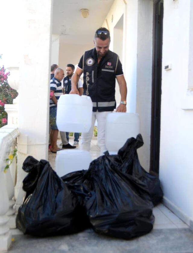 Bodrum'da Lüks Villaya Yapılan Kaçak İçki Operasyonunda 1 Ton Alkol Ele Geçirildi Bodrum'da Lüks Villaya Yapılan Kaçak İçki Operasyonunda 1 Ton Alkol Ele Geçirildi