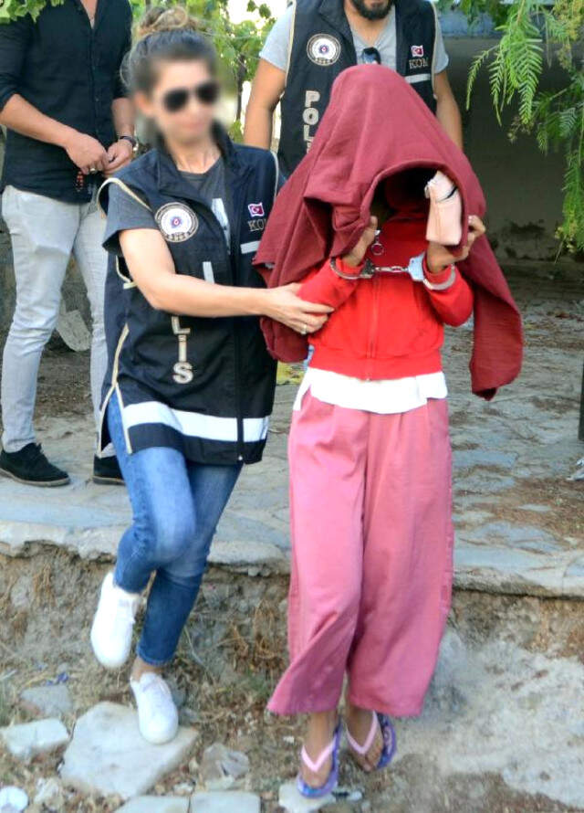Bodrum'da Lüks Villaya Yapılan Kaçak İçki Operasyonunda 1 Ton Alkol Ele Geçirildi Bodrum'da Lüks Villaya Yapılan Kaçak İçki Operasyonunda 1 Ton Alkol Ele Geçirildi