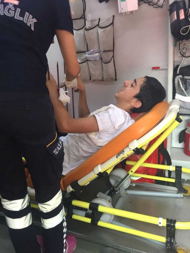 Bahçe Duvarından Atlamak İsteyen Çocuğun Eline Demir Parmaklık Saplandı