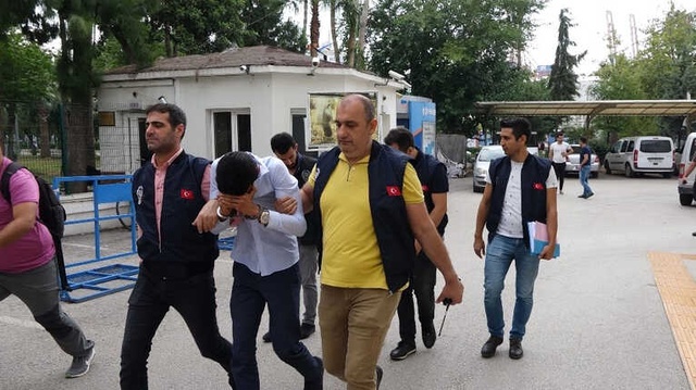 Film Sahnesi Gibi Soygun Kamerada! Kuyumcuya Çevirdiği Silahı Ters Tuttu