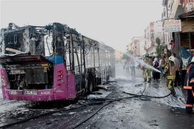 Gaziosmanpaşa'da Alev Alev Yanan Halk Otobüsünden Çıkan Motosiklet, Ekipleri Şoke Etti!