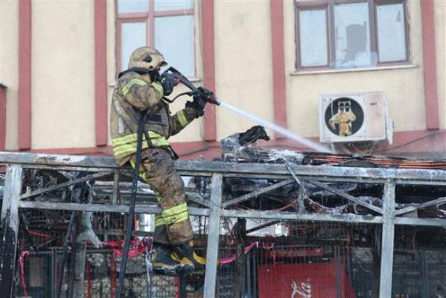 Gaziosmanpaşa'da Alev Alev Yanan Halk Otobüsünden Çıkan Motosiklet, Ekipleri Şoke Etti!