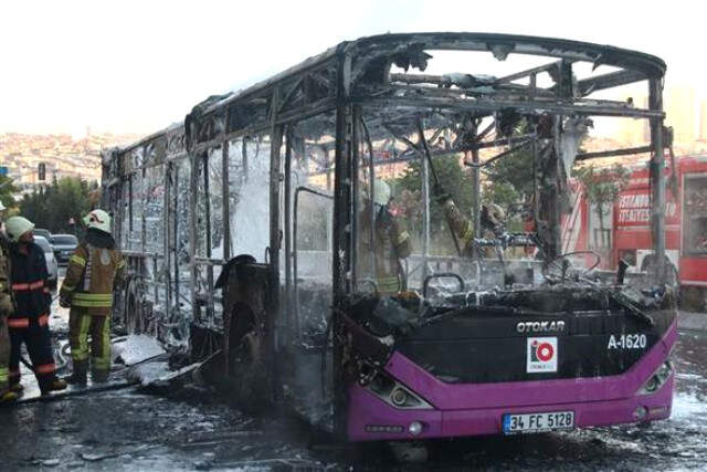 Gaziosmanpaşa'da Alev Alev Yanan Halk Otobüsünden Çıkan <a class='keyword-sd' href='/motosiklet/' title='Motosiklet'>Motosiklet</a>, Ekipleri Şoke Etti!