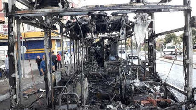 Gaziosmanpaşa'da Alev Alev Yanan Halk Otobüsünden Çıkan Motosiklet, Ekipleri Şoke Etti!