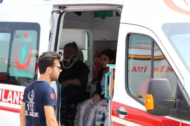 Manisa'da Zincirleme Kaza 3 Araç Birbirine Girdi: 8 Yaralı