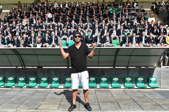 Ronaldinho'dan Rusya'daki Türk Yapımı Stada Ziyaret