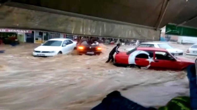 Sürücünün Zor Anları Kamerada! Sele Kapılan Otomobilini Elleriyle Tutmaya Çalıştı