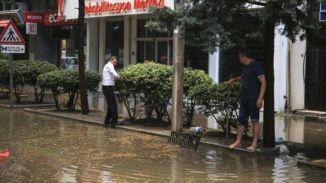 Aniden Bastıran Sağanak Yağış Ankara'da Sokakları Göle Çevirdi