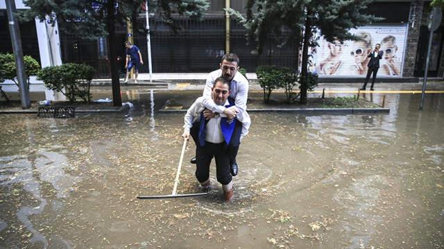 Aniden Bastıran Sağanak Yağış Ankara'da Sokakları Göle Çevirdi