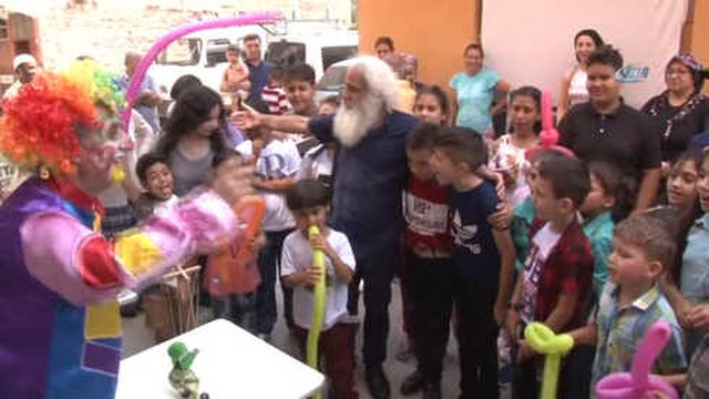Hayırsever Emekli, Bayram İkramiyesini Yoksul Çocuklara Dağıttı