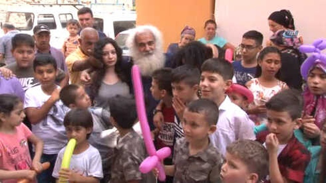 Hayırsever Emekli, Bayram İkramiyesini Yoksul Çocuklara Dağıttı