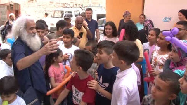 Hayırsever Emekli, Bayram İkramiyesini Yoksul Çocuklara Dağıttı