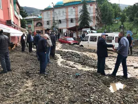 Gümüşhane'de 1 Saat Süren Sağanak Hayatı Felç Etti, Onlarca Araç Hasar Gördü